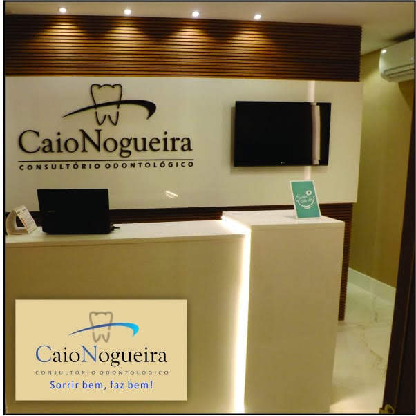 Recepção do consultório Dr. Caio Nogueira, com balcão e identidade visual na parede
