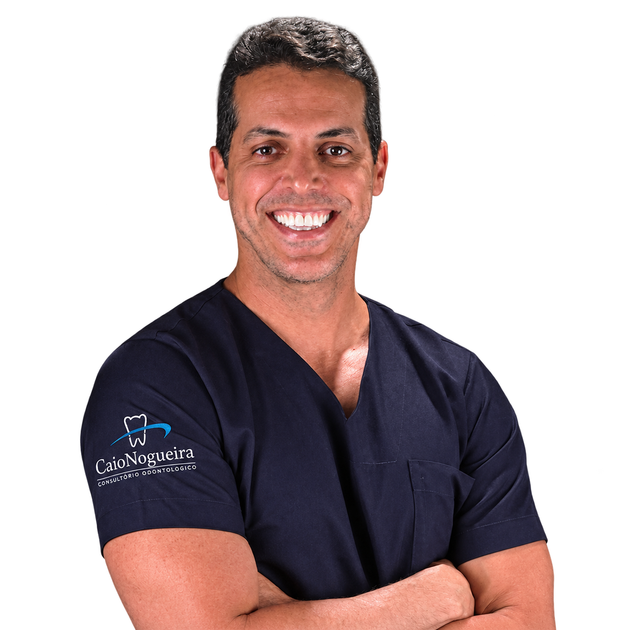Dr. Caio Nogueira sorrindo, de uniforme azul-marinho com a marca do consultório