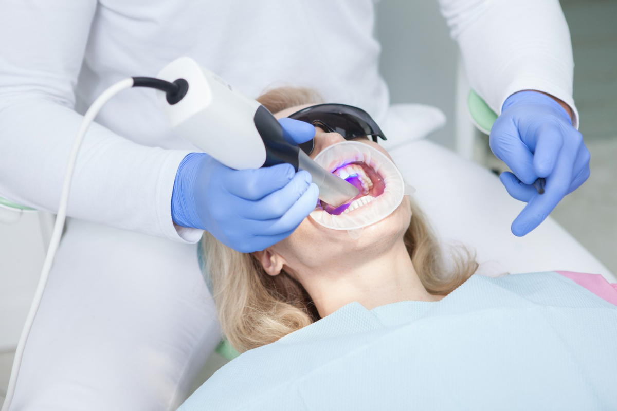 Imagem ilustrativa de scanner intraoral sendo utilizado durante atendimento odontológico